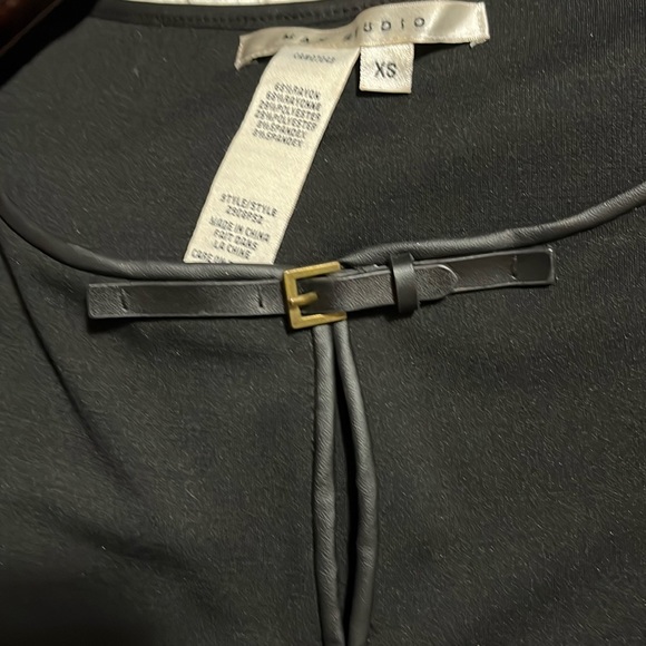 Sweet dress with nice trim and buckle in the front - Picture 4 of 4